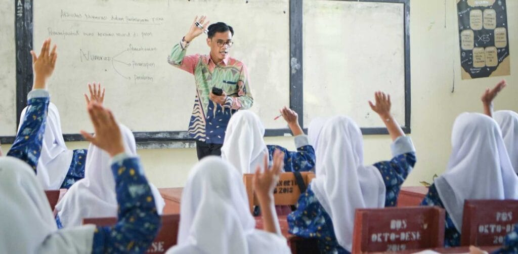 Rincian Lengkap Gaji Guru Sekolah Rakyat 2025 per Golongan 2 perkiraan gaji guru sekolah rakyat
