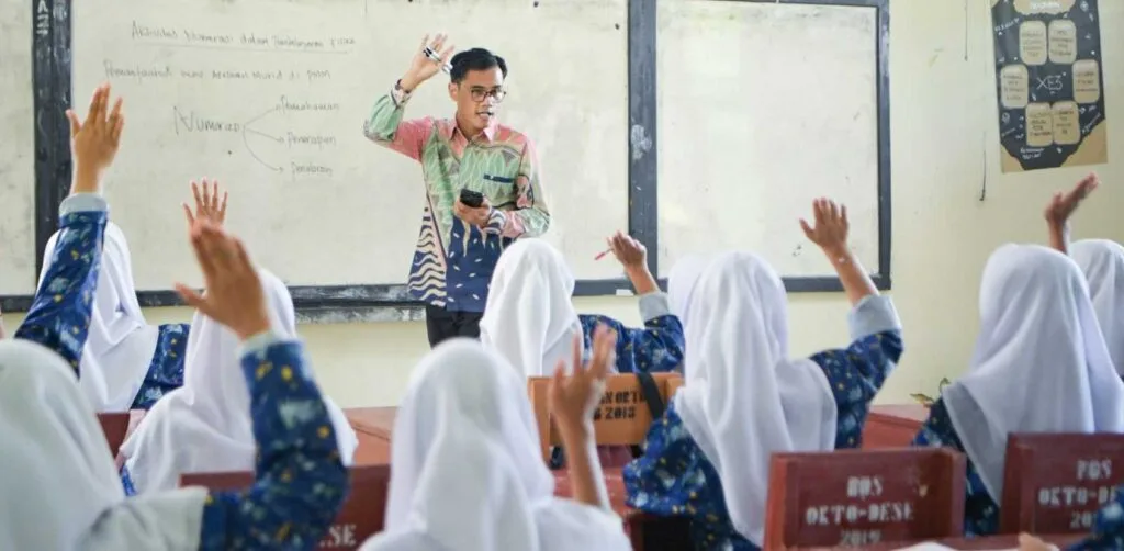 Rincian Lengkap Gaji Guru Sekolah Rakyat 2025 per Golongan 2 perkiraan gaji guru sekolah rakyat